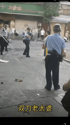 大妈应该庆幸生在种花家，若是在美国警察早已清空弹夹。 ​​​