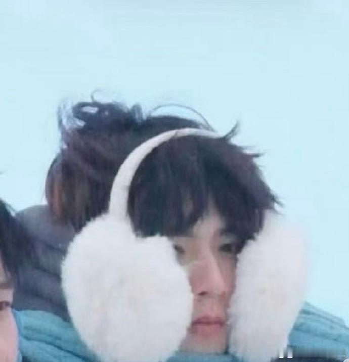 刘耀文耳罩当脸罩刘耀文脸罩耳罩变脸罩的搭配超有想法，保暖兼顾俏皮，少年的真实模样