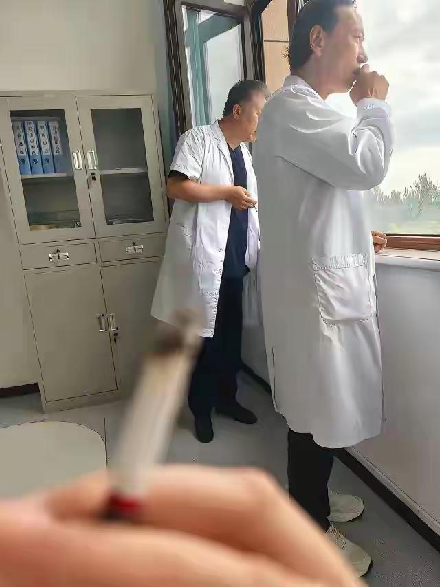 “抽烟有害健康”这是公认的事实，沈巍说明知抽烟有害健康还抽烟，这是认知问题。
按