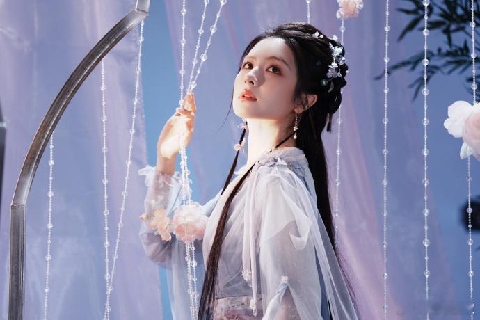 李兰迪完全淡颜古风女主李兰迪一款超哇塞的甜妹  看到海报里面的造型的时候，真的是