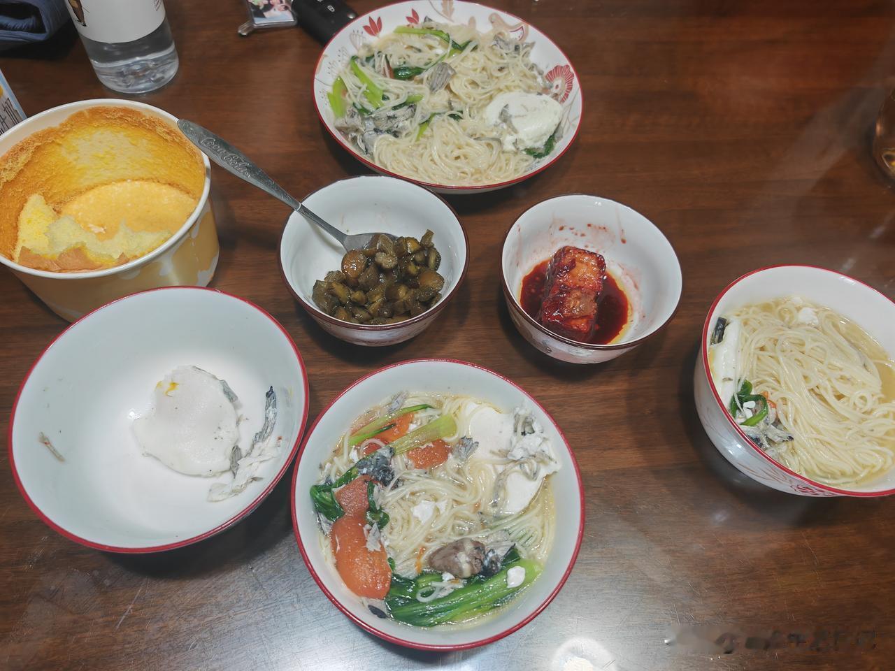 早餐吃什么？
昨天晚上老公煮的乌鸡汤，他说剩下的鸡汤吃面条。

其实，喝面条很省