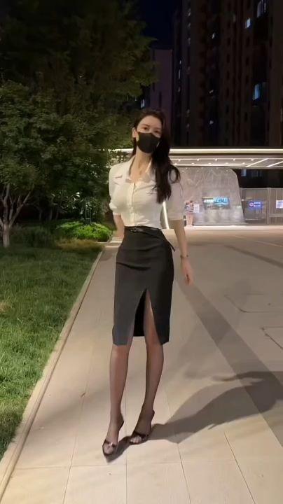 闷热的晚上，大姐一个人慢悠悠地在街上游荡
