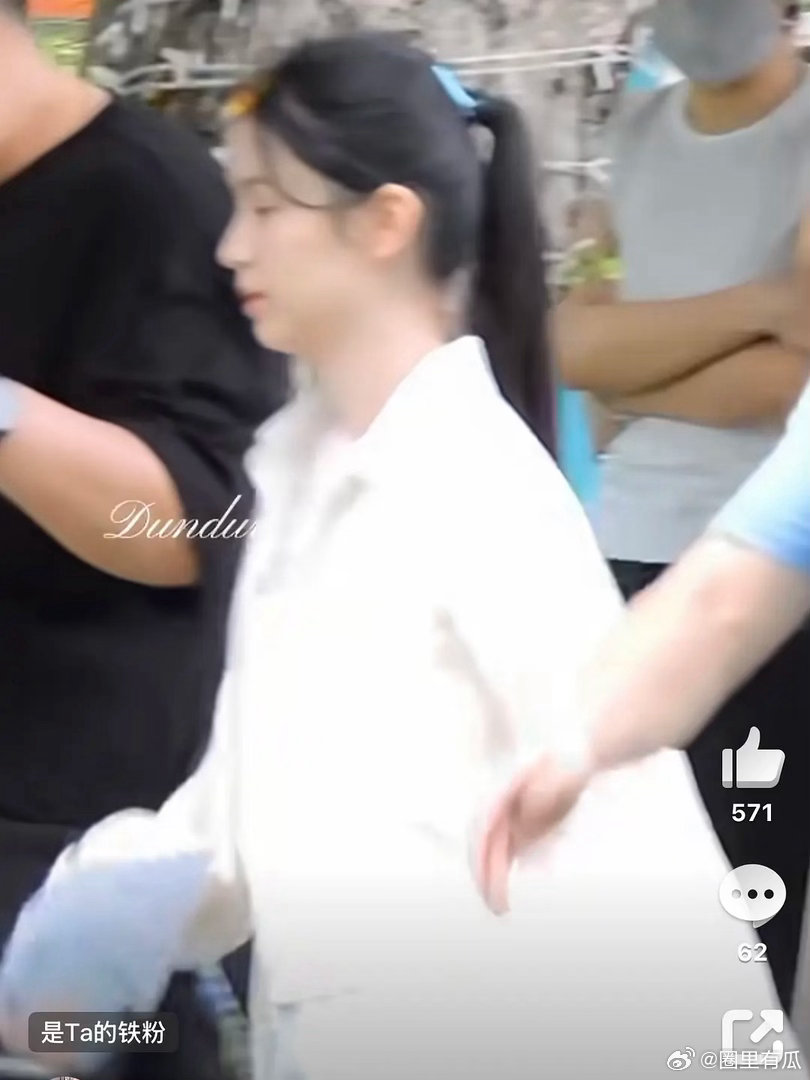 🫘最近在疯狂推送脱粉周也🥥的小视频…… 