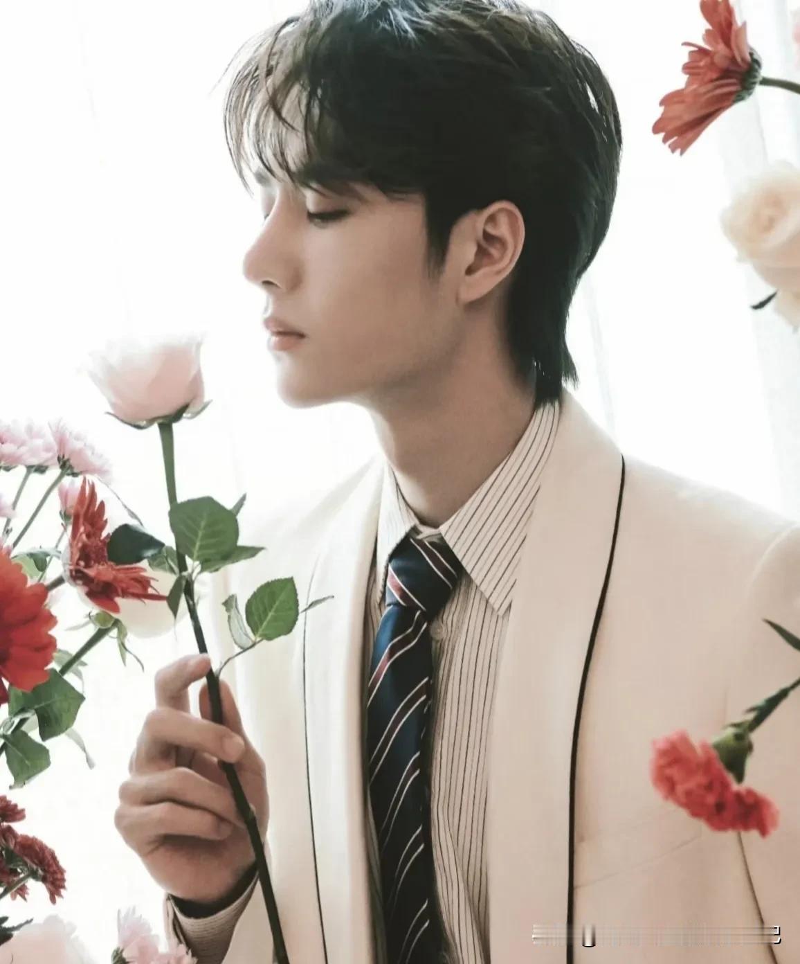 “王一博花间人影动，轻抚玫瑰香”，这画面简直美到犯规！他身材修长，头脸肩比例堪称