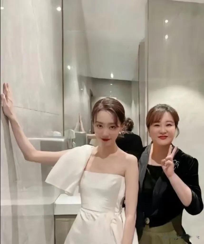 这好像是贾玲整容式减肥100斤之后和张小斐的合照。
这状态简直不敢相信，虽然少了