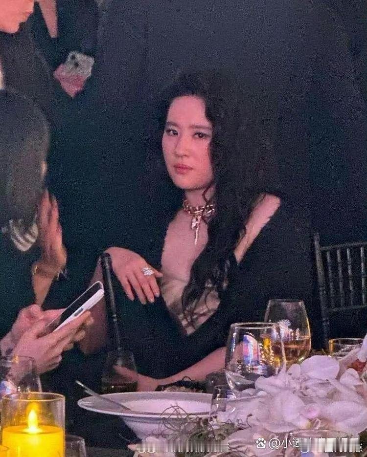 感觉被灌酒了有点儿不高兴。