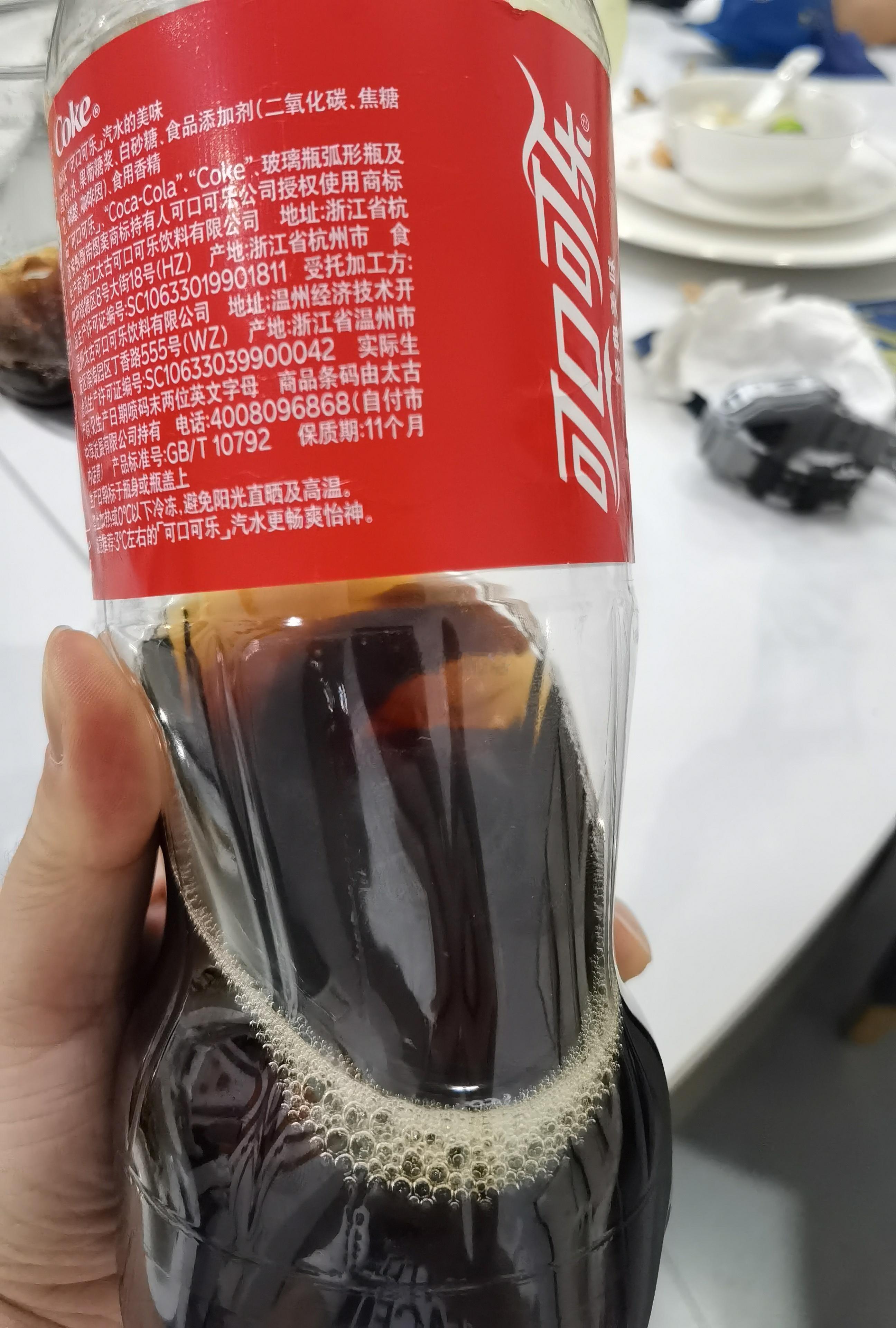 大家有没有发现：现在可口可乐的塑料瓶变得很软。 ​​​