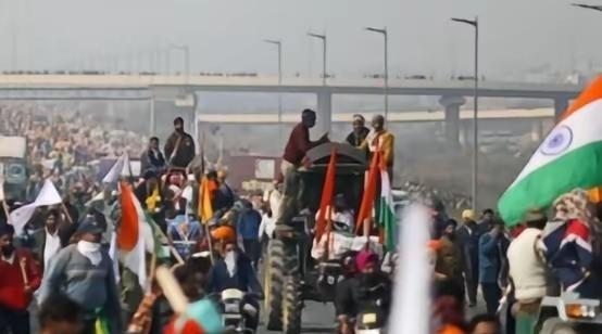 中国现在最担心的国家大概就是印度了，怕的就是印度突然“崩溃”。印度人太多了，多到