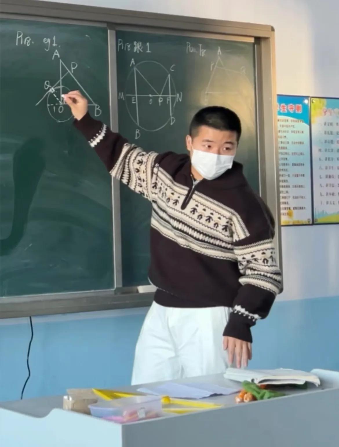 数学老师在黑板上画图讲解几何题🎓📈