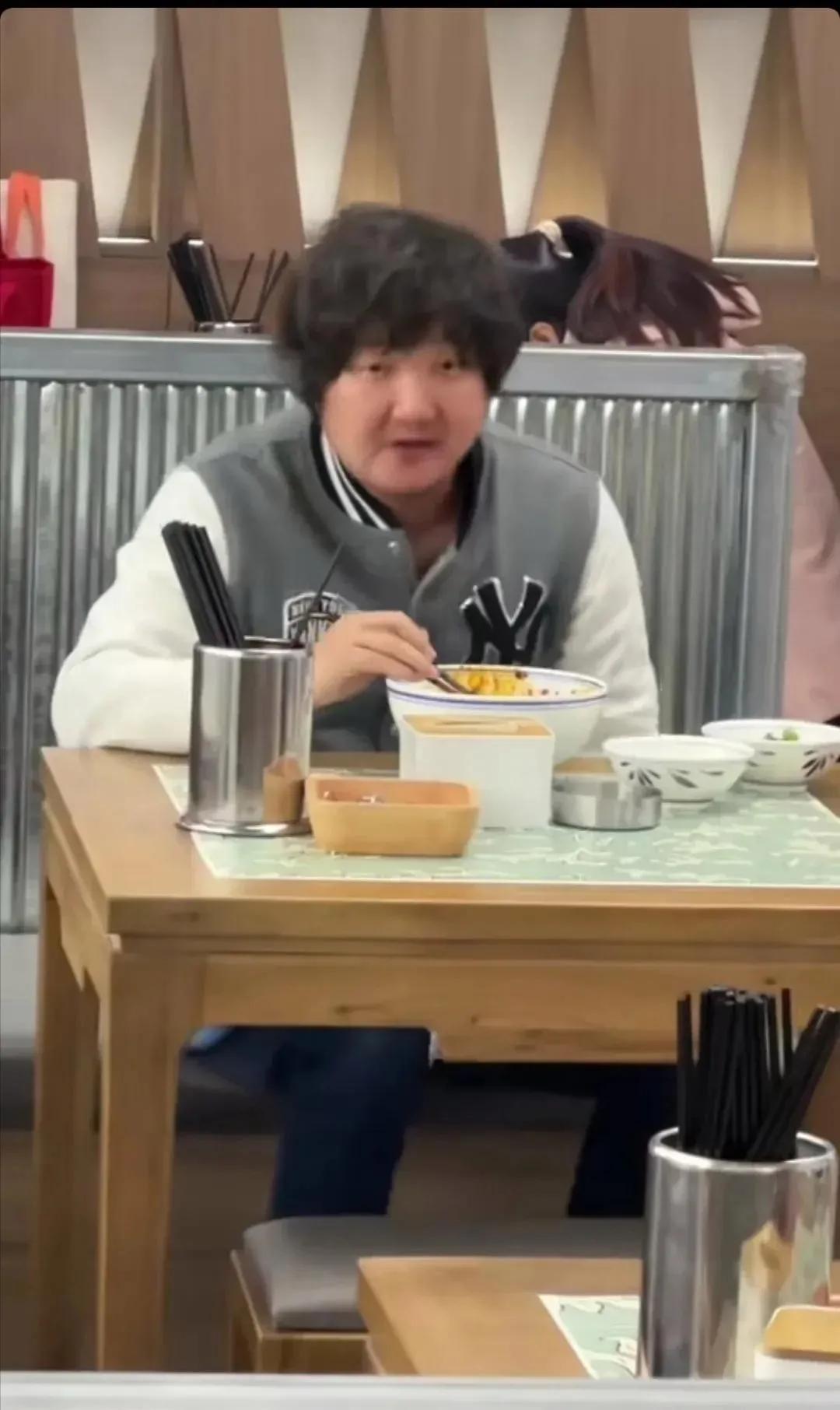 沉寂影视圈多年的王大治被拍到现身一家快餐店，貌似是一家拉面馆。图片中的他正在专心