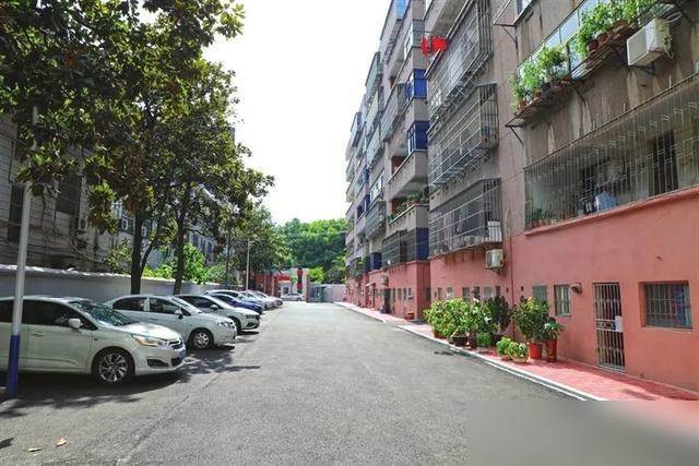 买二手房被坑的滋味太难受了！最近好多人买二手房急着签字，结果中介费被中介乱要，担