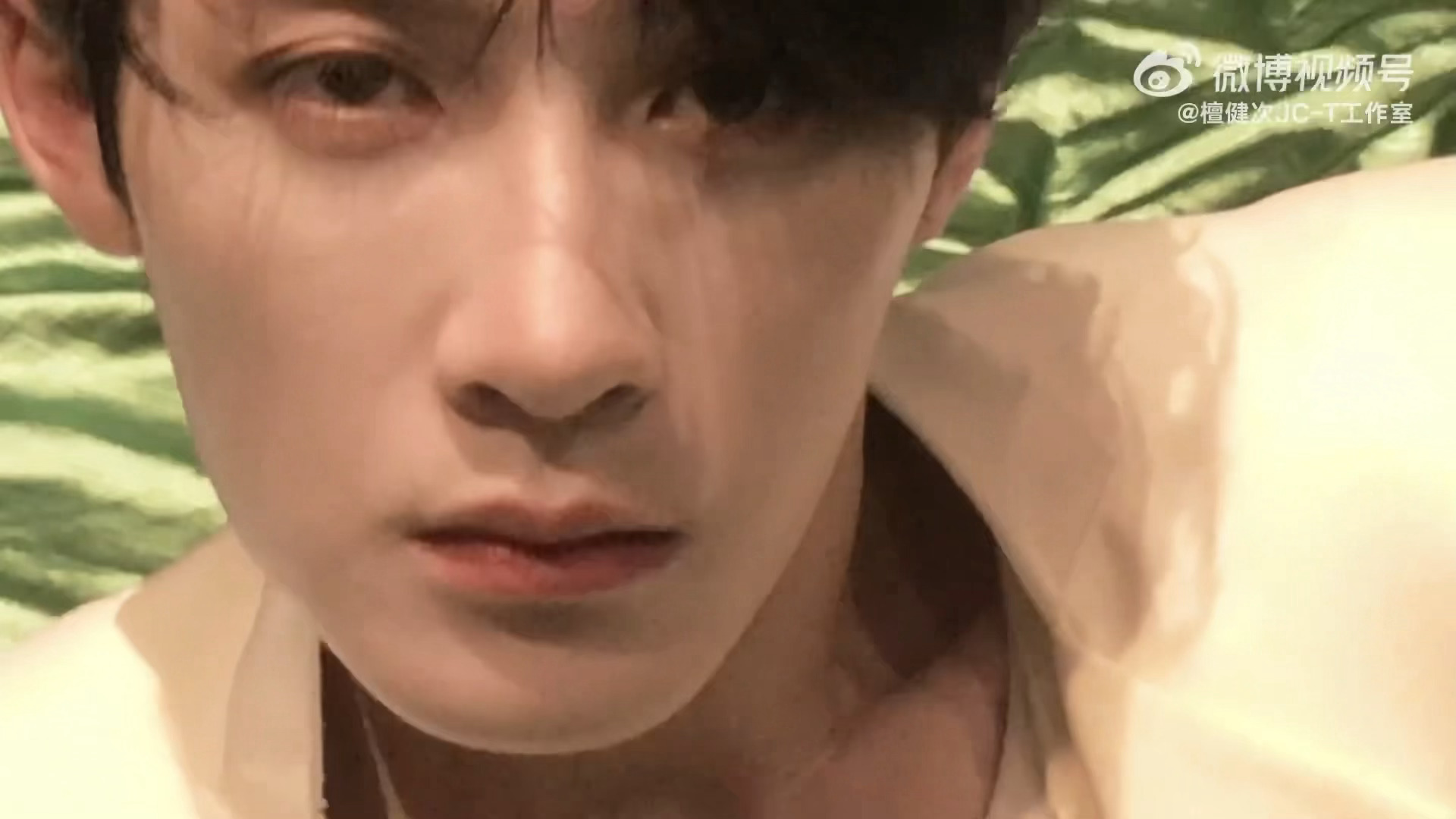 檀健次RV造型拍摄花絮，光影之间，躺床上的多多好蛊好蛊