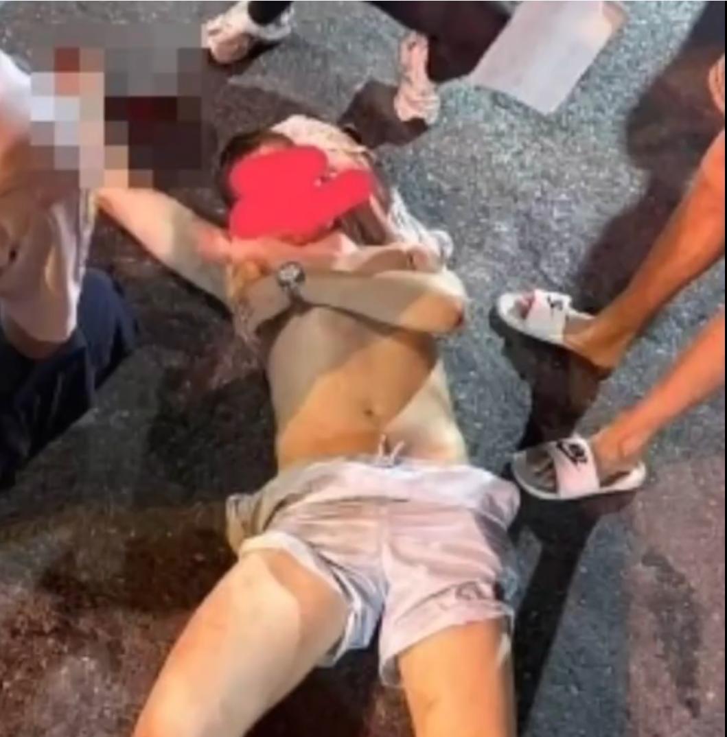 一个前途无量的22岁英国拳手，十战全胜，职业生涯一片光明，结果在泰国普吉岛因为一