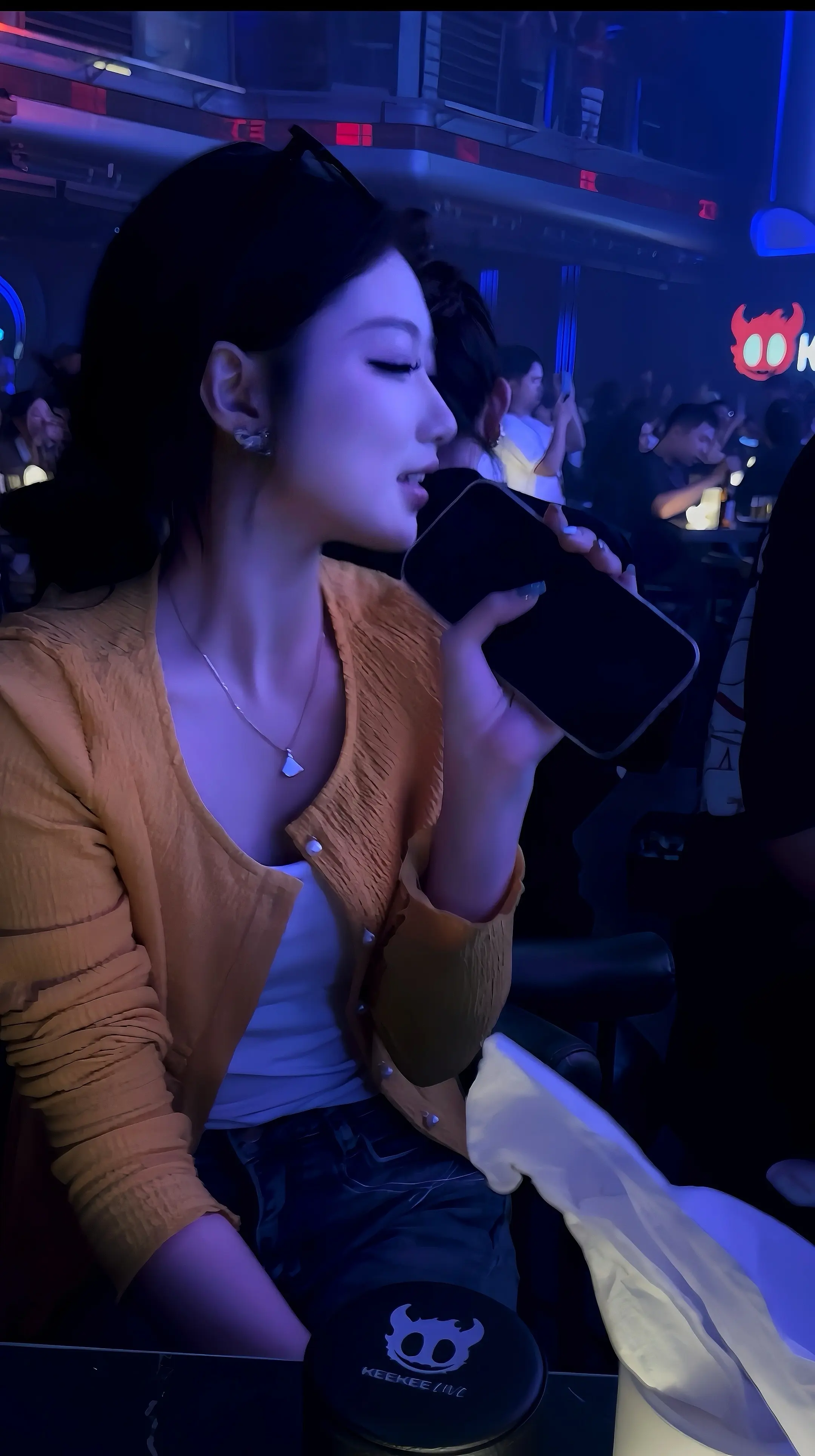 她突然变的很厉害，结束了一段内耗的关系，恢复了原来的样子，自由独立，充...