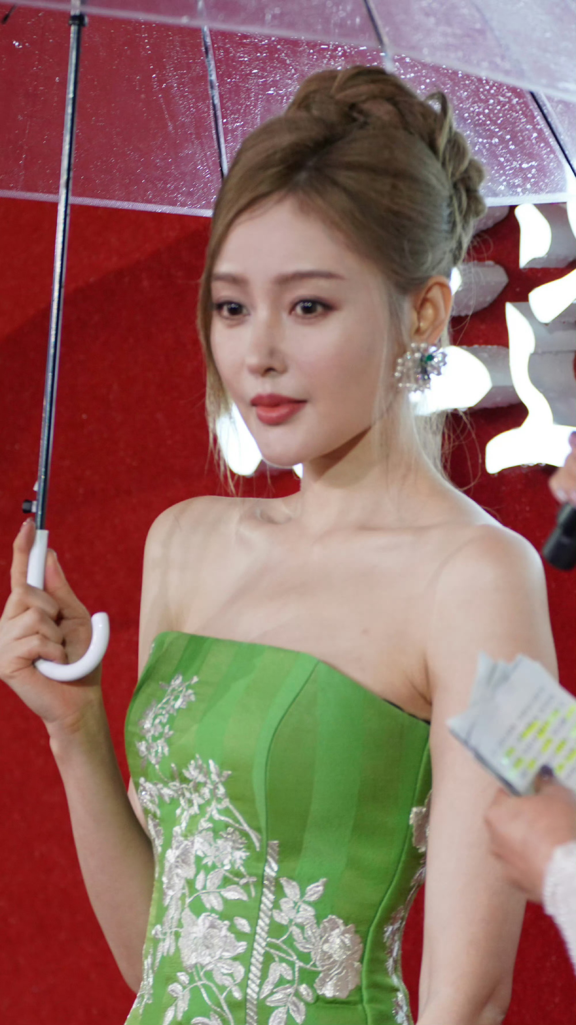 张天爱抹胸装要溢出来了[害羞] ​​​