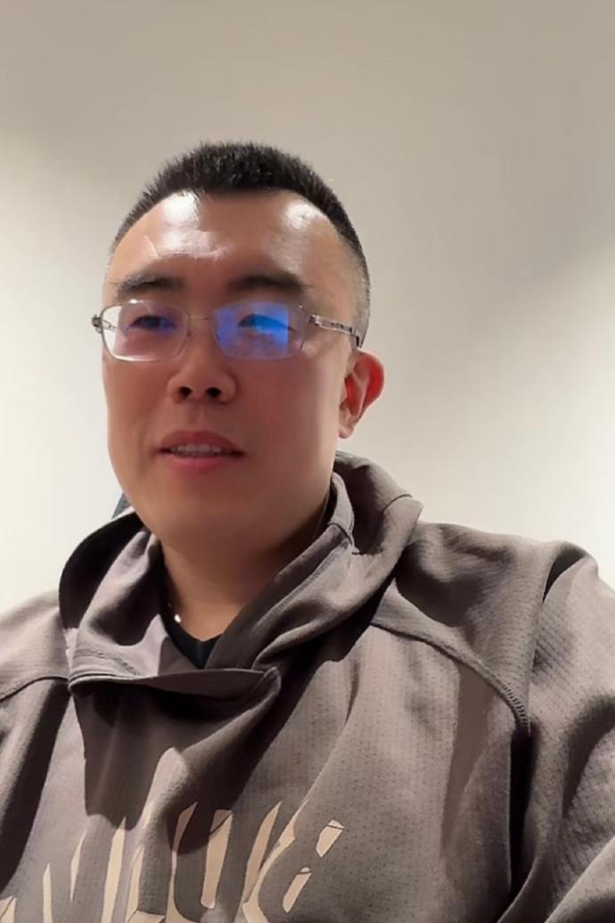 韩德君今晚开直播边看辽宁队和福建队比赛边和球迷聊天，球迷在屏幕上让大韩回来，大韩