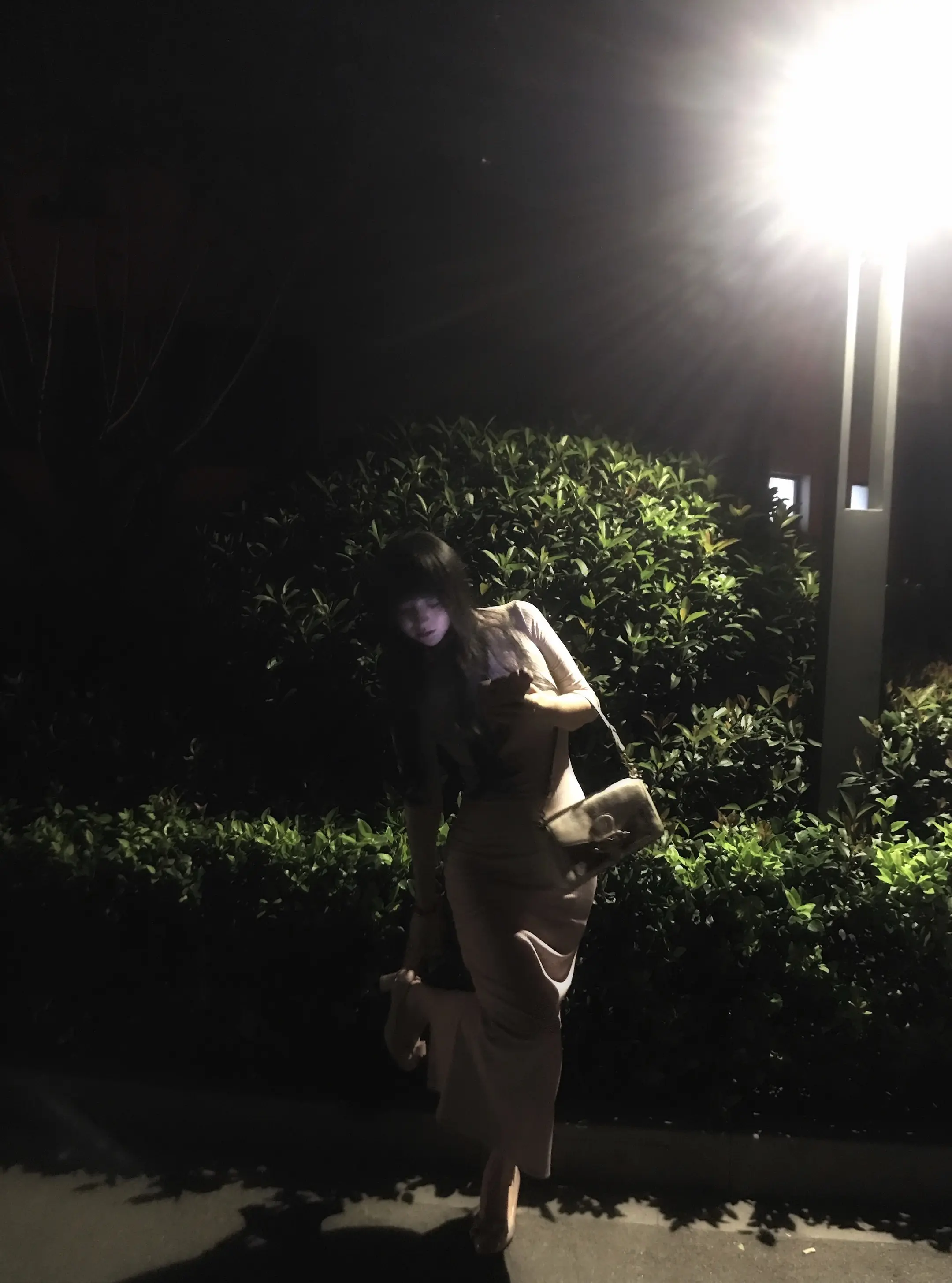 这个世界太快了 我停下流一滴泪的时间 你身边就已经有新的人了