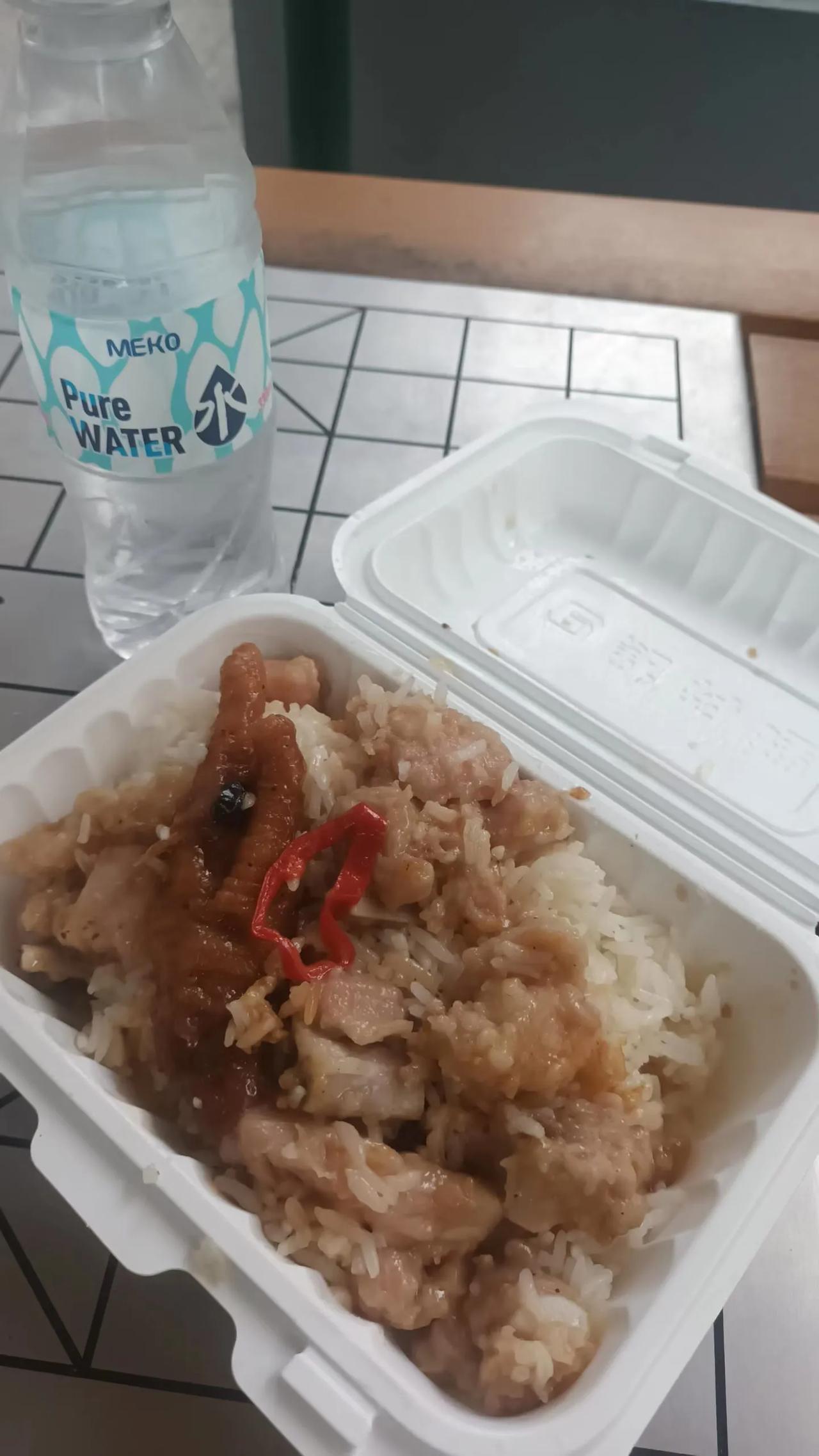 下雨天，一饭盒一瓶水，公园露天赏花听雨，平凡人生聊以自慰。