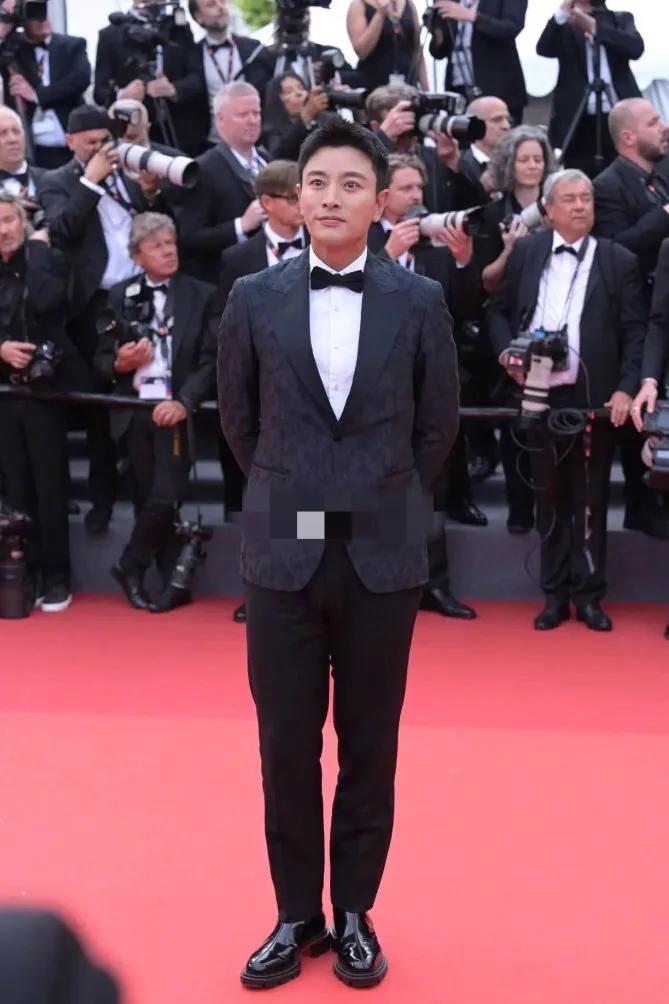 中国明星去这种场合会不会感到尴尬呢？
后面的那些记者没有一个往这边看的！一没作品