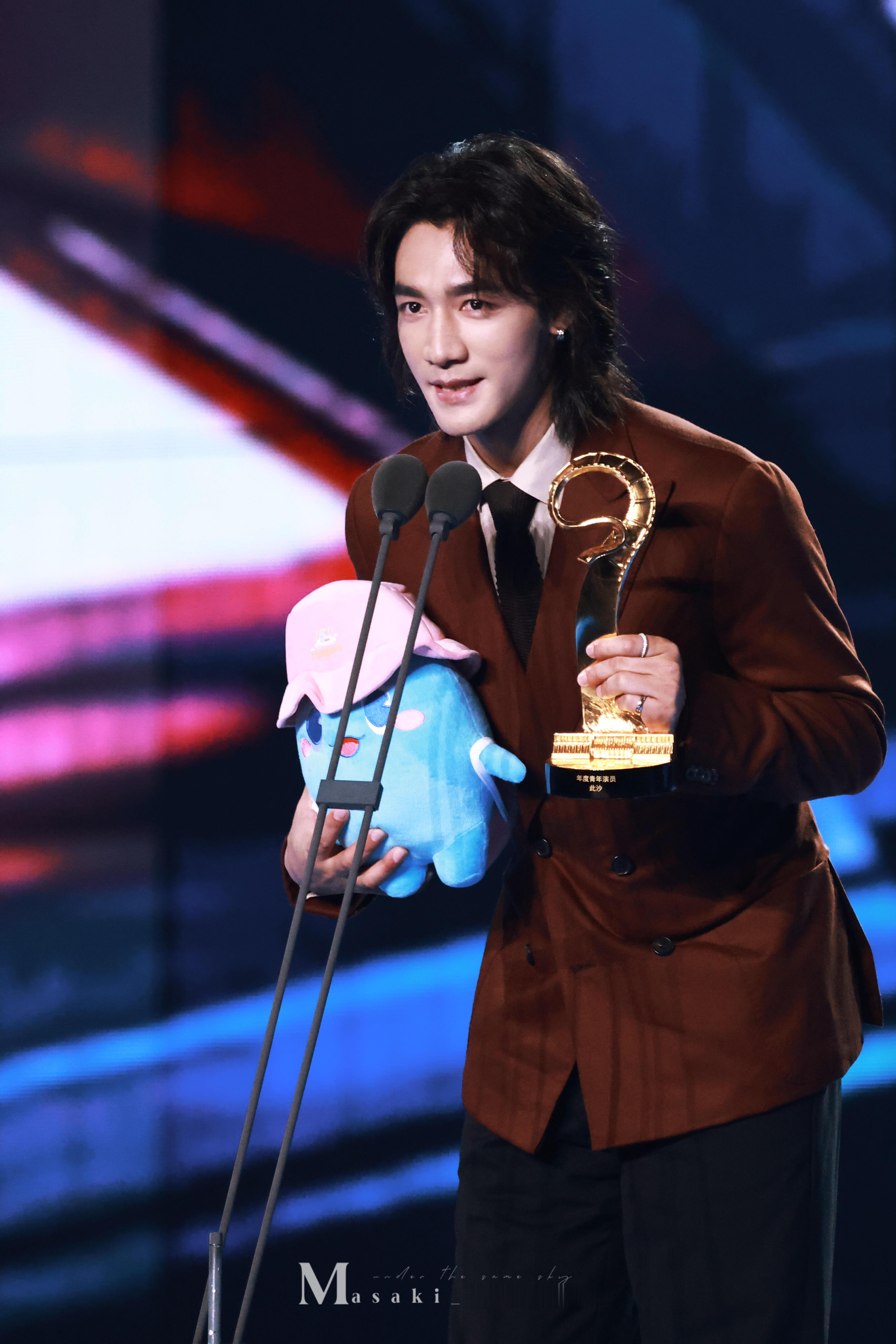 此沙看着就是年上引导型年度青年演员此沙我狠狠笑纳了！实至名归！演员此沙做得好！已