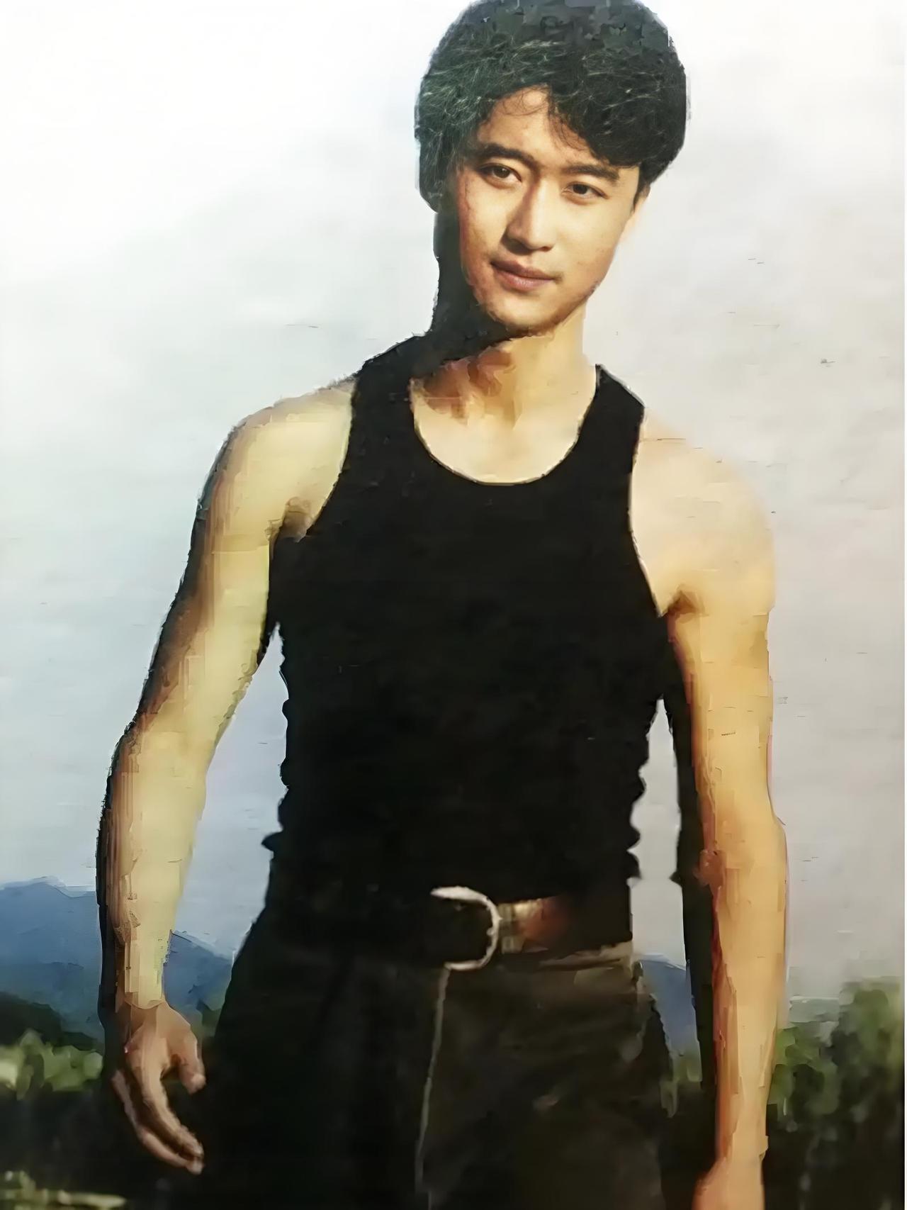 根据照片对比一下青少年吴京和现在的吴京
大家留一句话夸奖一下他
我先来 夸一下当