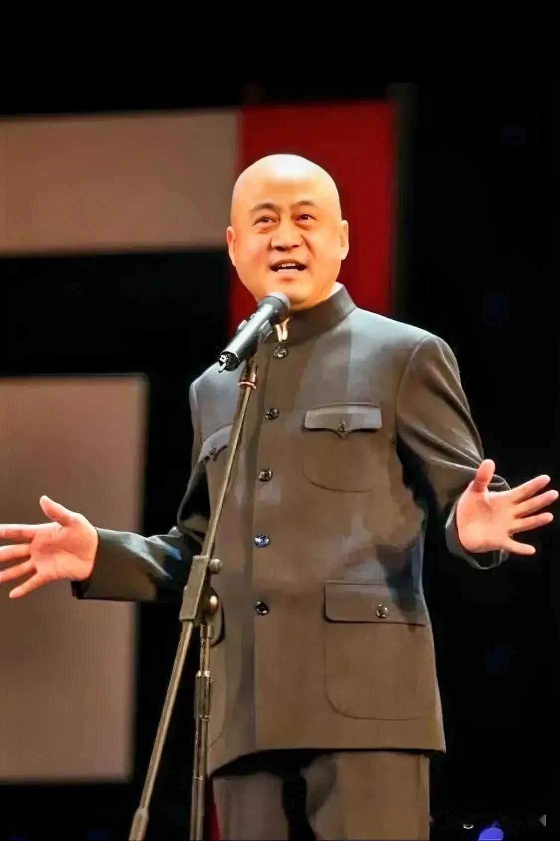 方清平说，我偶然的一次机会，说了一次单口相声，我就发现我一个人也能挣钱。

付强
