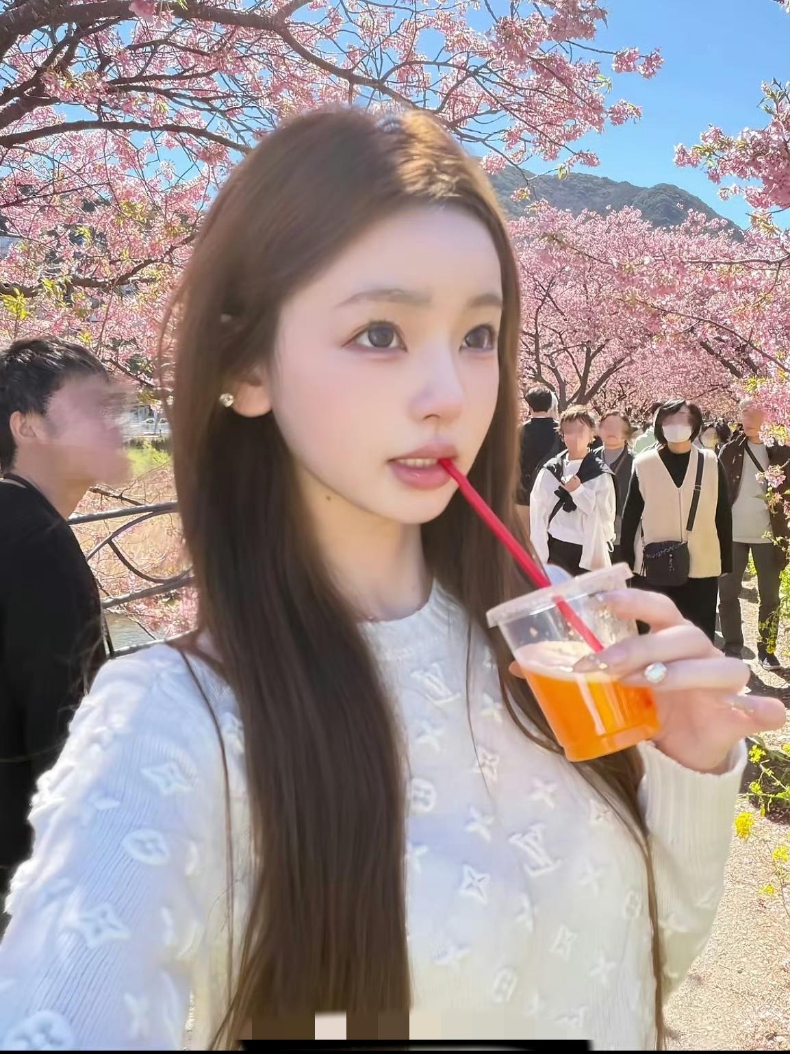 王思聪公开示爱，甜蜜表白伴侣。这段高调互动引发关注，网友感叹两人感情真挚，似乎格