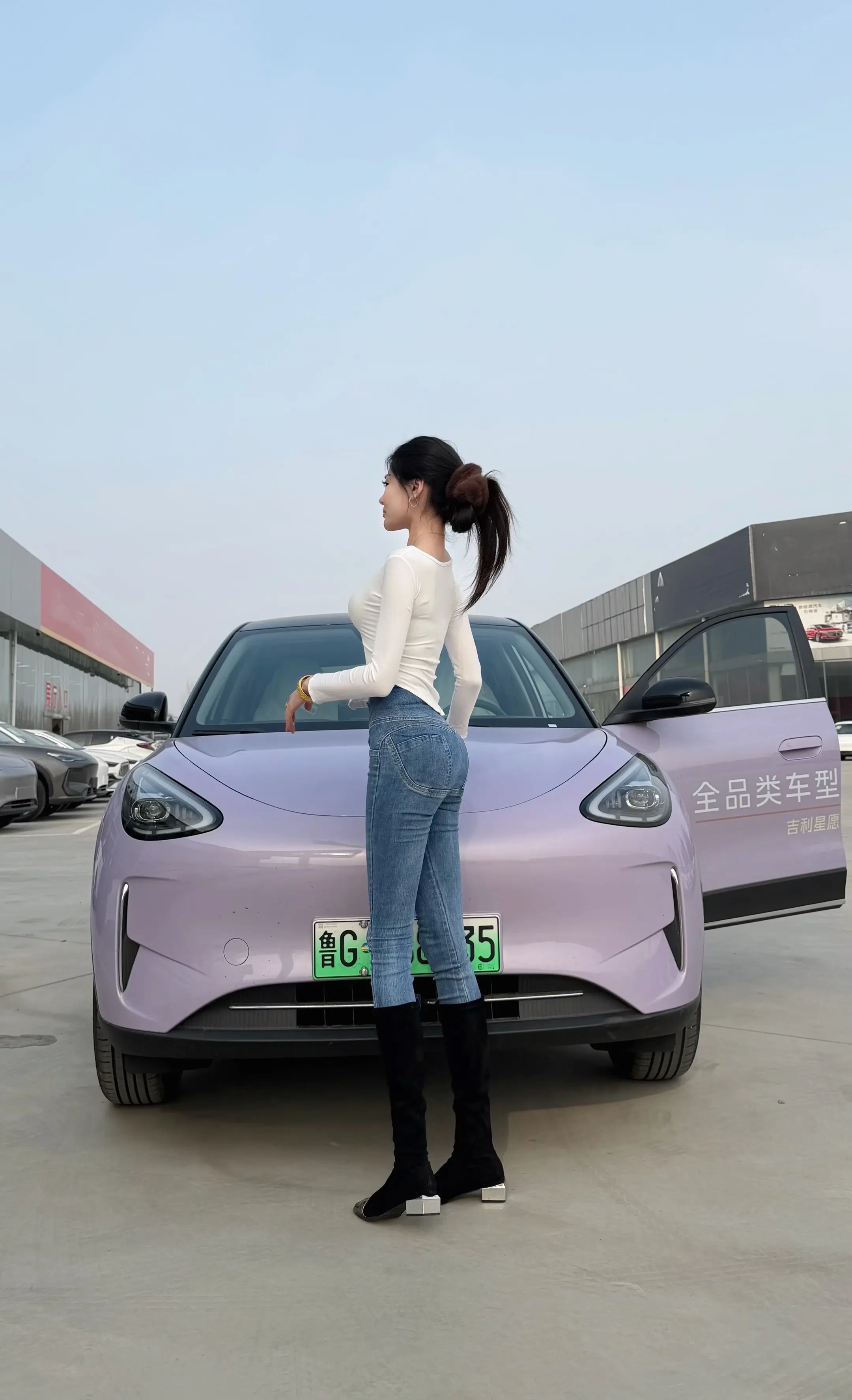 教她开车 教她经商 教她人情世故 让她上进，有一天能够成为你的左膀右臂...