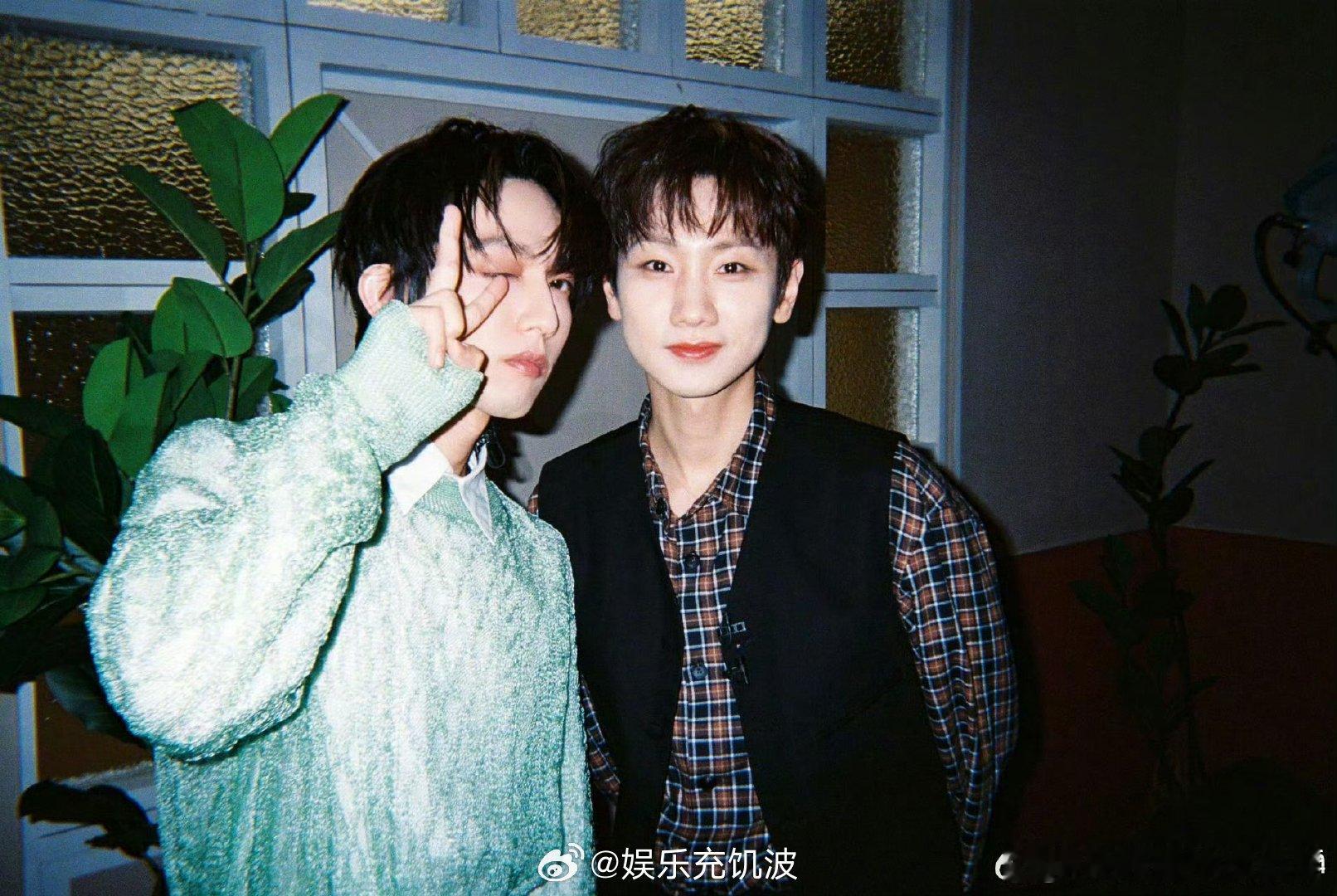 林宥嘉的反差萌绝了！舞台上是深情歌手，直播时是打小抄的紧张选手 