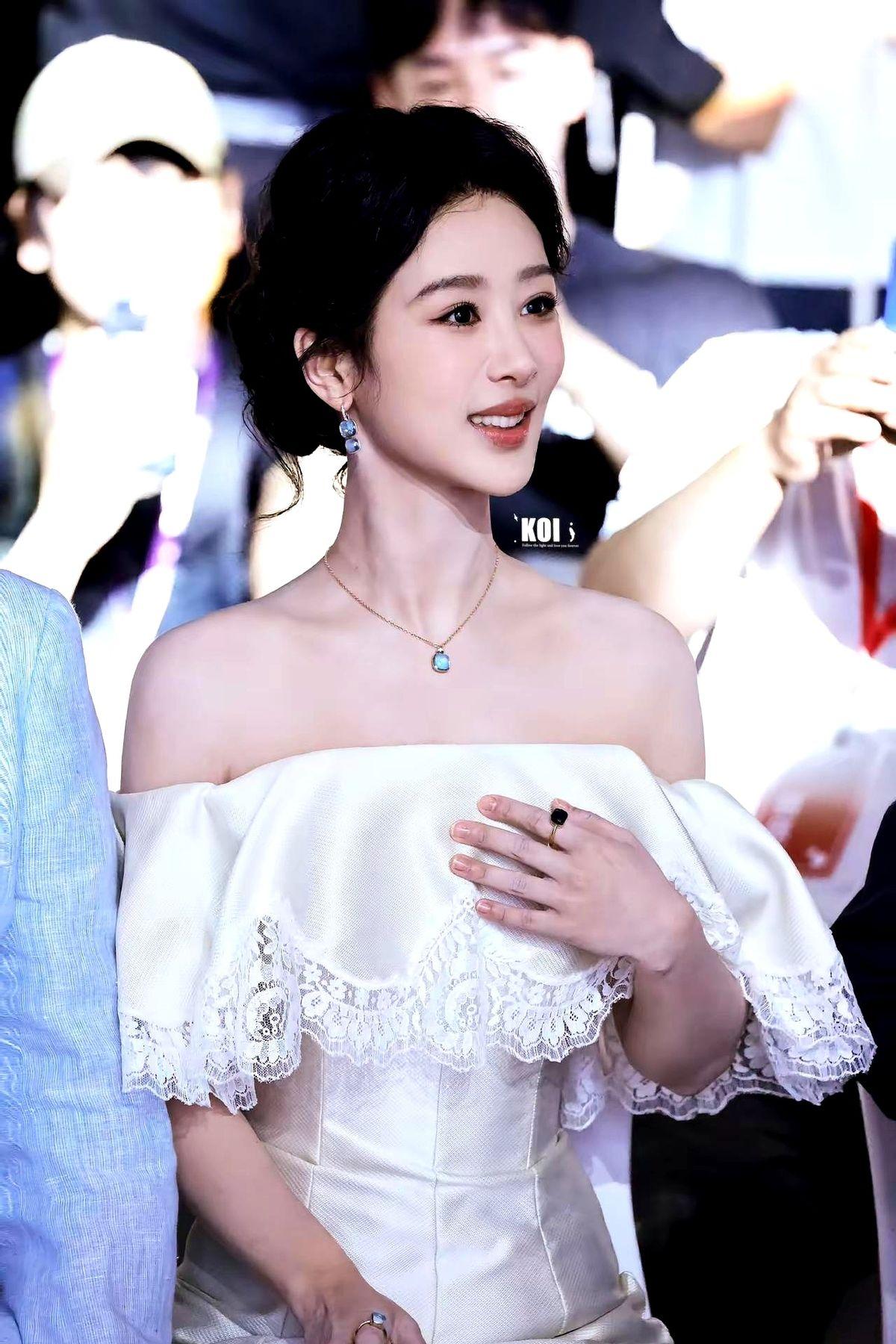 白玉兰奖提名名单一出，杨紫又站风口上了。

有人说她凭什么，可《生命树》里那双冻