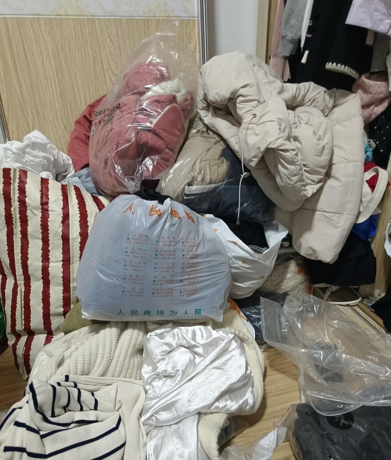 每次一整理衣服挂闲鱼的时候真的会让自己清醒一点，不要再买那种没有牌子的衣服了，当