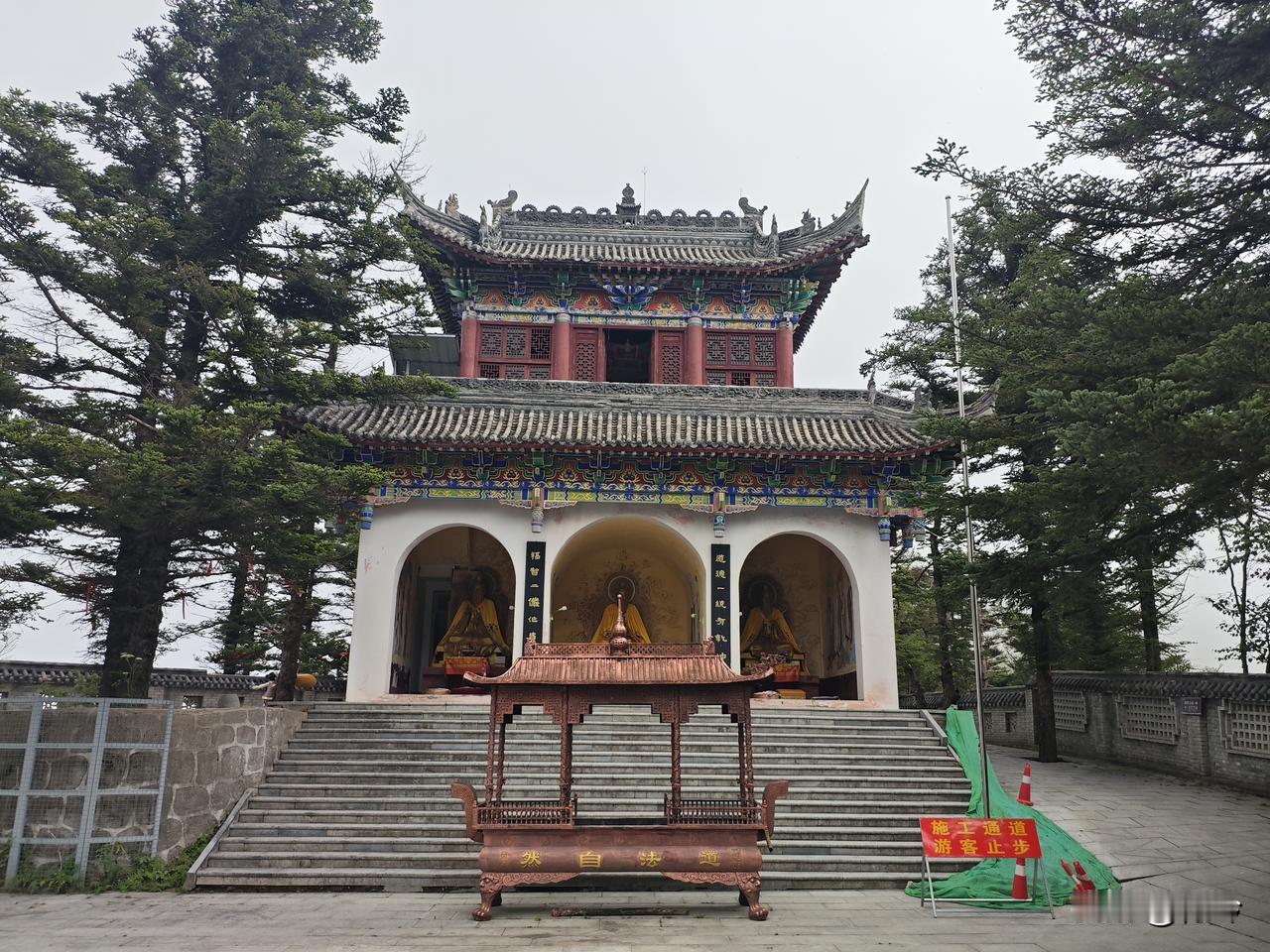 苏幕遮6·太白山下板寺
叠峰幽，云壑杳。万叠烟岚，漫染青山杪。
古柏临风凝翠老。