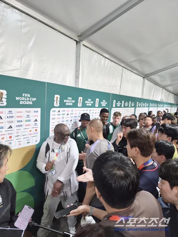 输不起？韩国球员赛后与南非球员发生冲突，黄仁范斥责对方：“别像狗一样叫我！”
