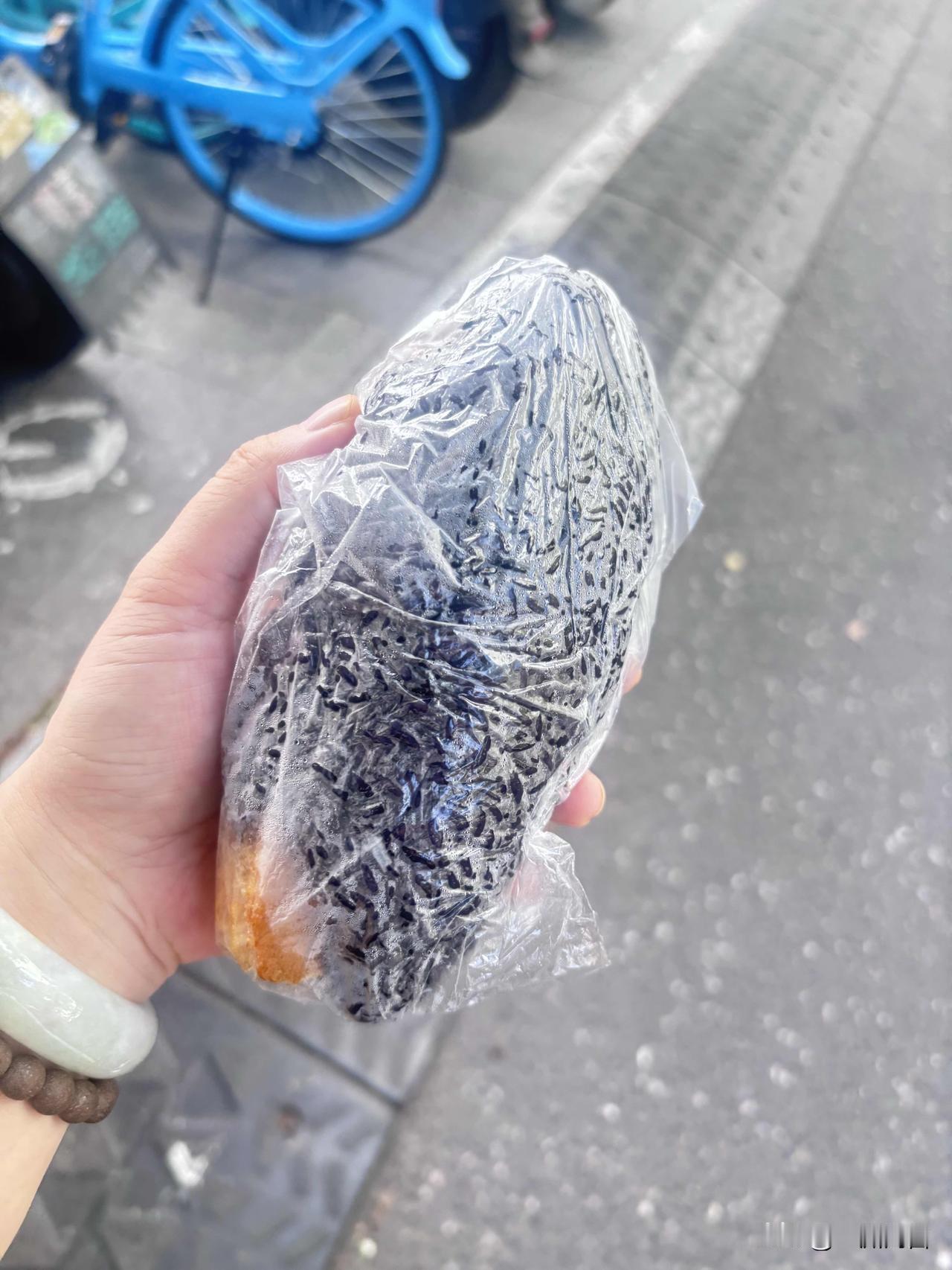 孩子说要吃乌饭团，在她醒之前出门去买。其实，我们小时候喜欢吃白的，白的口感更绵软