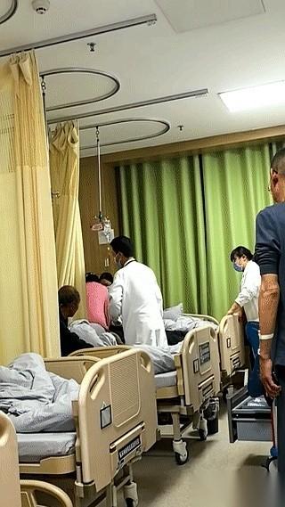 “瞳孔散大！”
值班医生一声吼，整个急诊室的空气像被冻结了。隔壁床，刚才还在低声