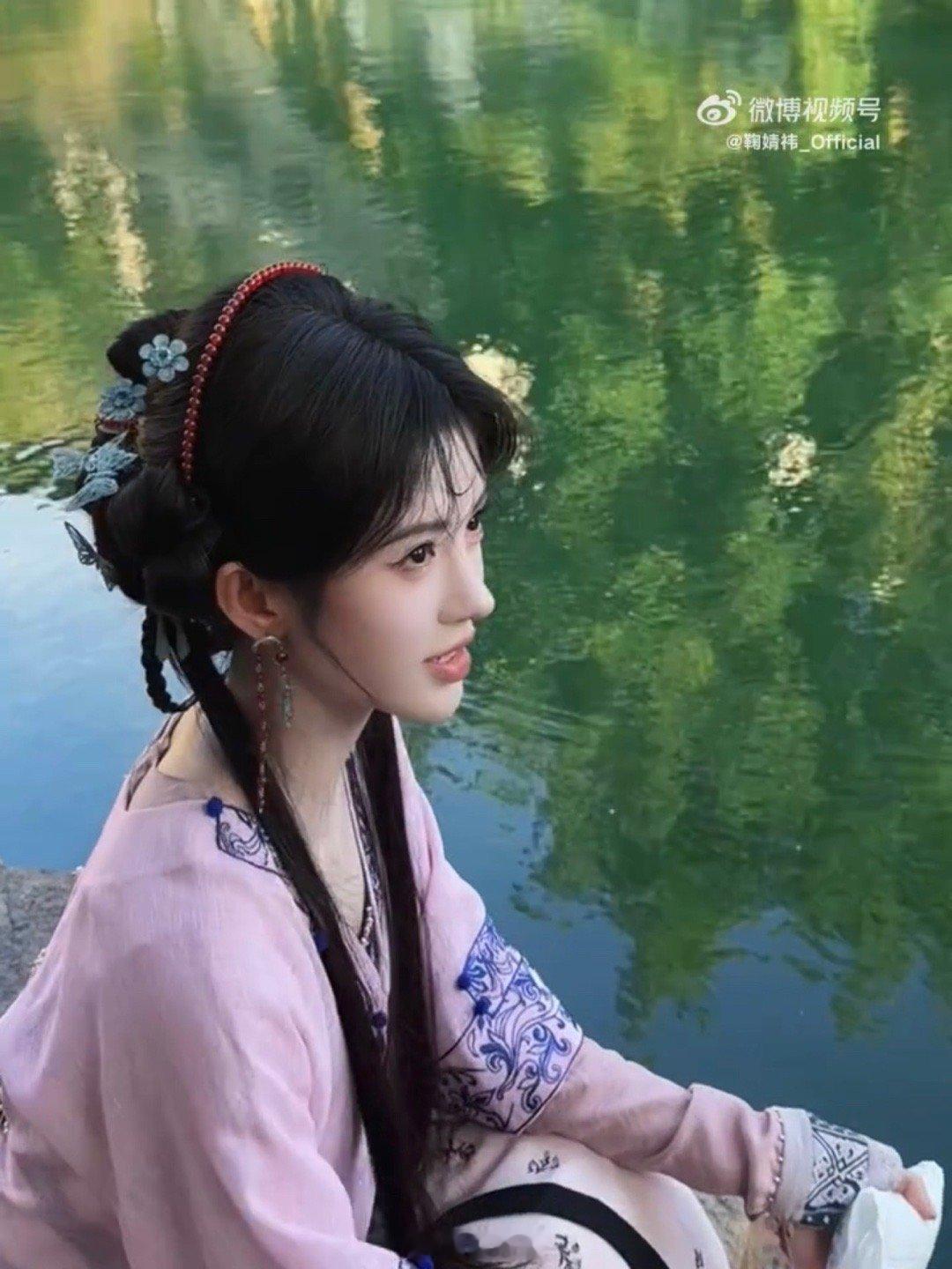 鞠婧祎阿黛祝大家中秋节快乐 鞠婧祎在《来战》剧组的中秋物料来了，就是说小鞠的阿黛