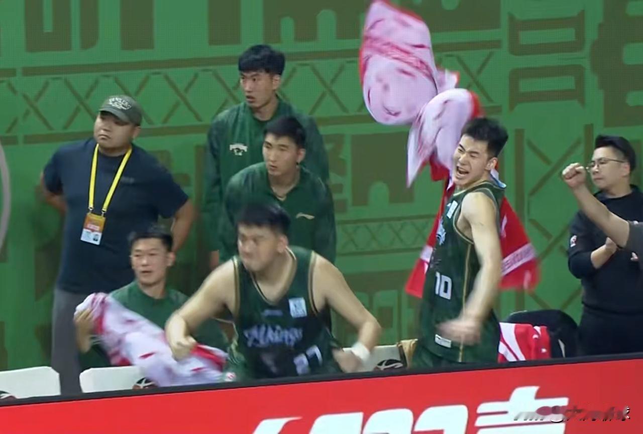 郭昊文此役再交22分，帮助南京天之蓝105:97战胜上海久事，虽五犯离场但仍然硬