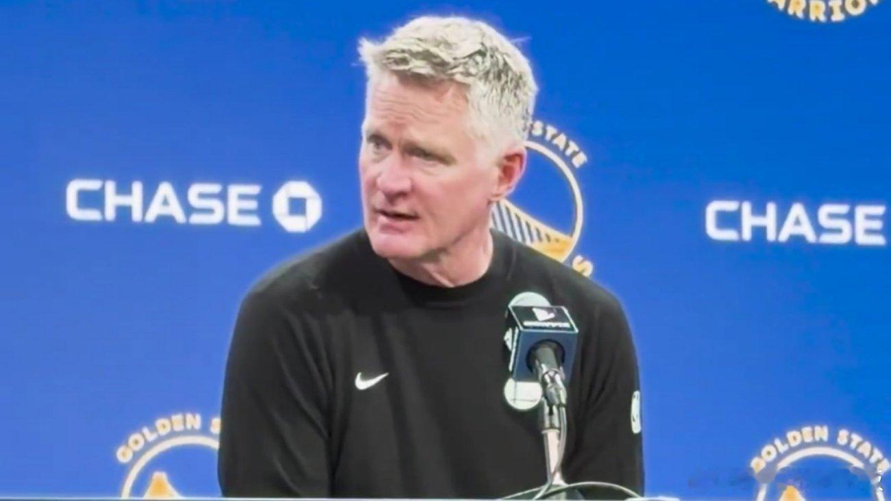 科尔赛后透露，库里因左腿股四头肌挫伤，将不随队参加三连客之旅，勇士接下来分别对阵