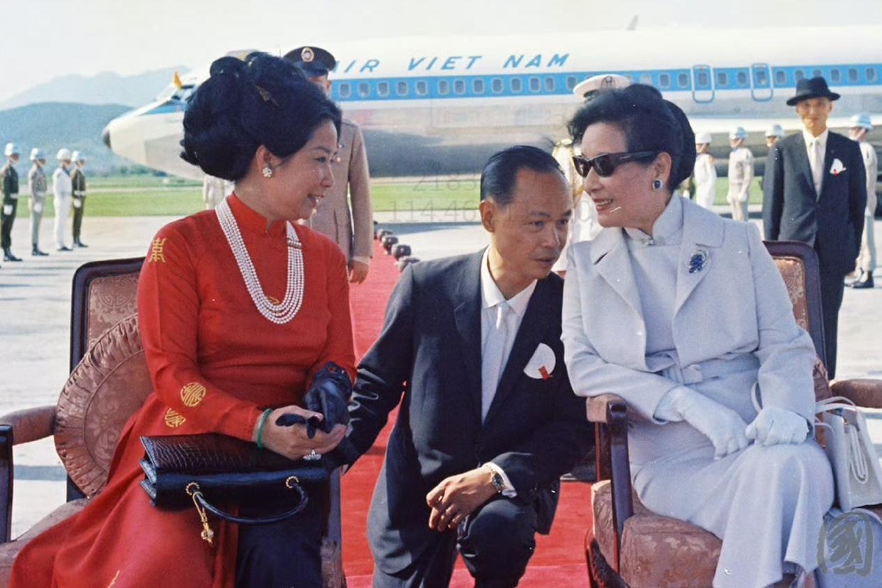 1969年，宋美龄和阮文绍夫人，一张罕见的合影，从镜头中我们可以看到，她们坐在一