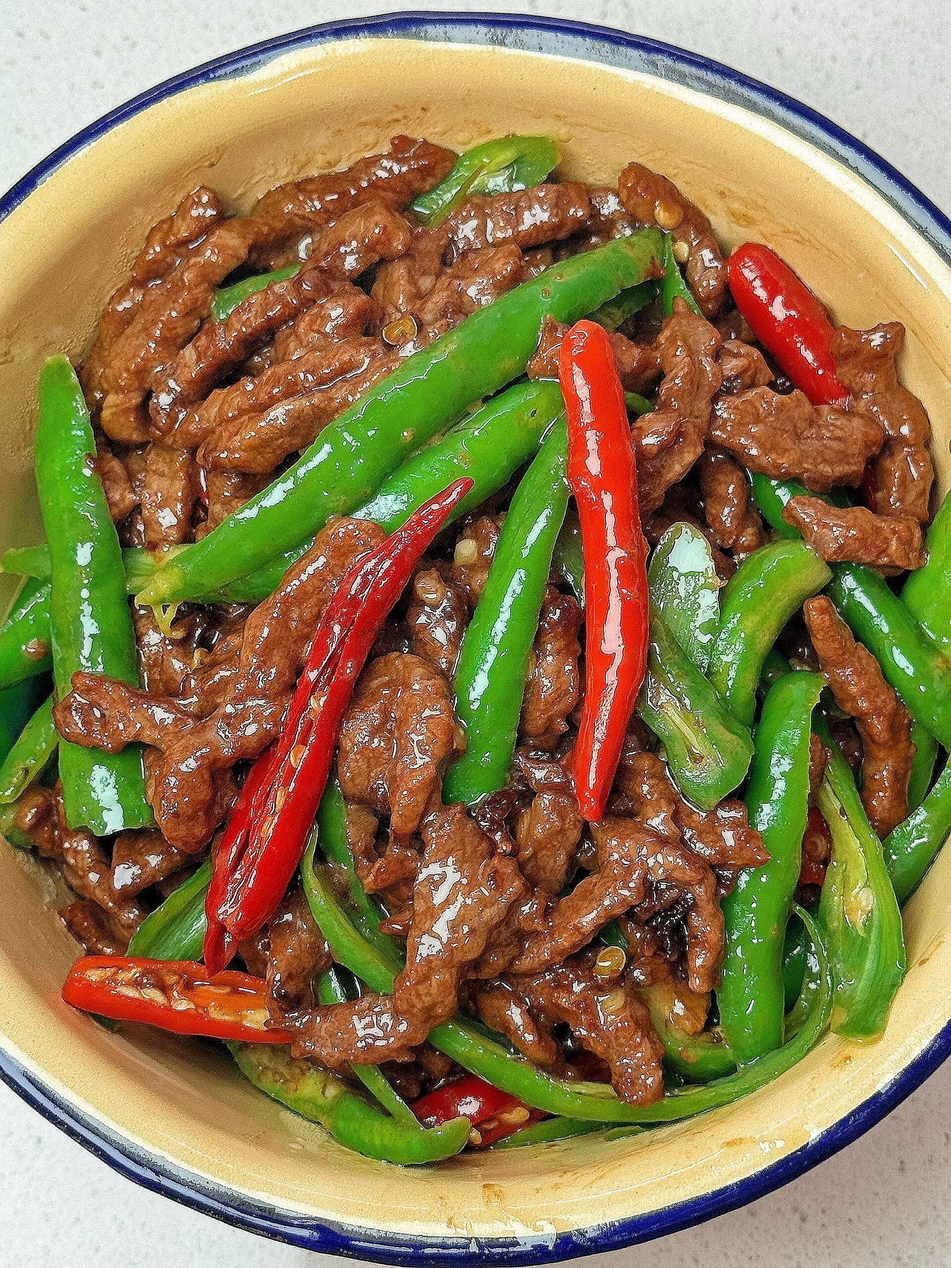 最爱吃的下饭菜。今天分享双椒牛肉丝做法，快来试试吧~ 食材：牛里脊调味...
