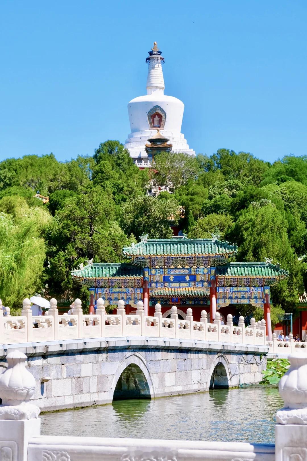 生活手记 让我们荡起双桨，小船儿推开波浪，海面倒影着美丽的白塔，四周环绕着绿树红