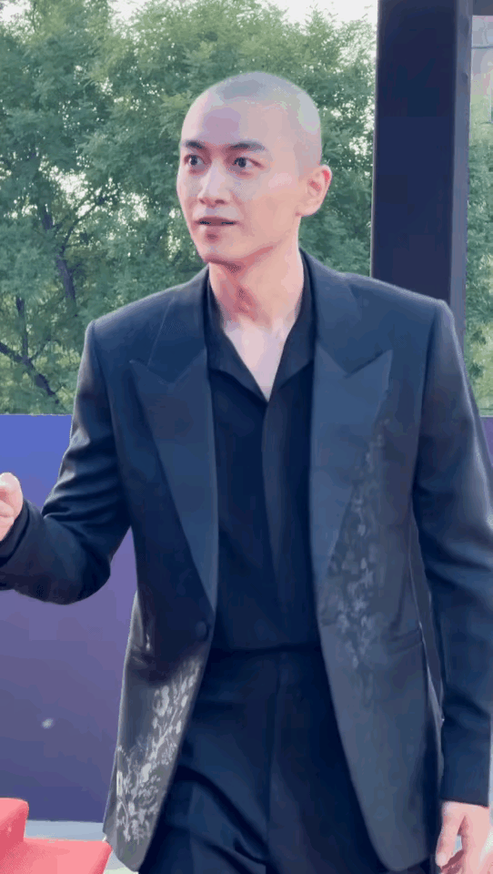 侍帅而骄！陈晓这是得有多自信啊！光头陈晓走红毯，哥就是这么酷帅拽！光头是最靓的发