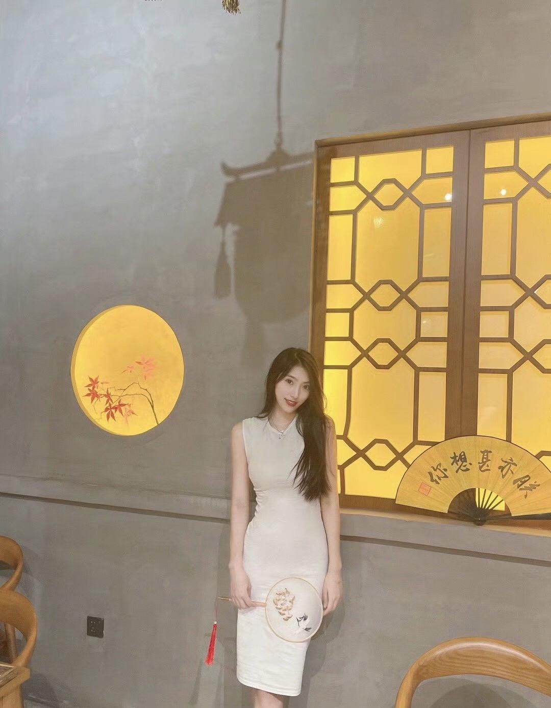 从日常中发现不凡，以积极心态拥抱变化。上热门 穿搭 不愧是旗袍 御姐