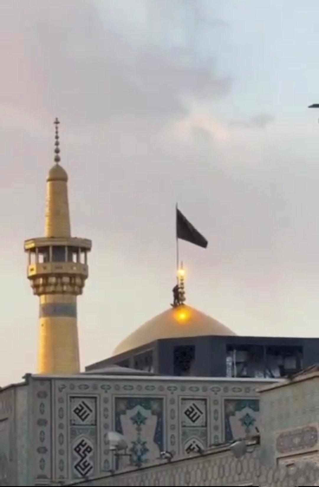 哈梅内伊遇袭后，伊朗的一座清真寺又升起了象征着复仇的旗帜。
 
之前，贾姆卡兰清