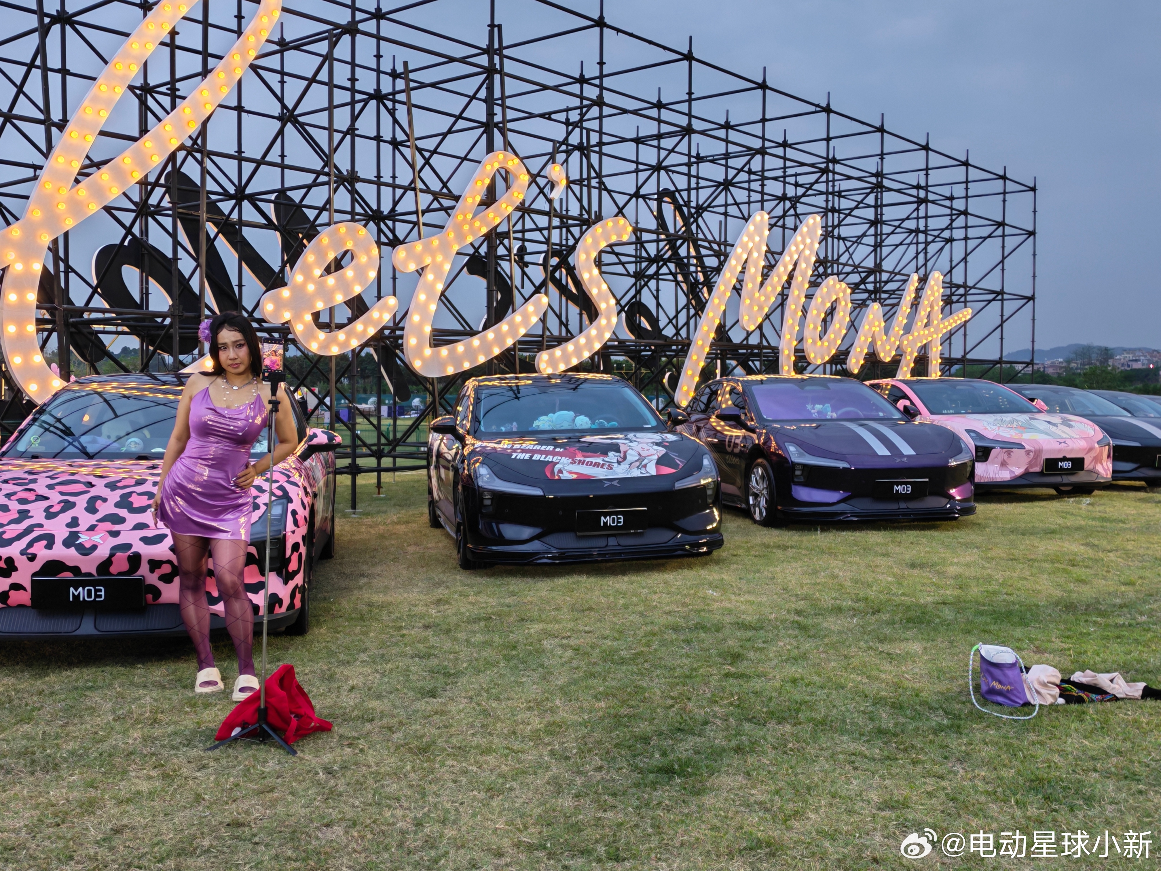 2026款小鹏MONA M03发布会现场，摆放了各式各样涂装的MONA MO3，