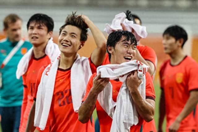 28年的等待，杀入四强！中国男足3:0泰国，这口气终于提上来了