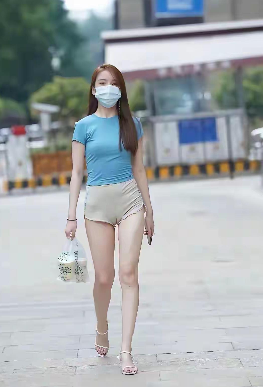 现在的美女真的敢这样穿着上街吗？这真的美吗？我完全不赞同！