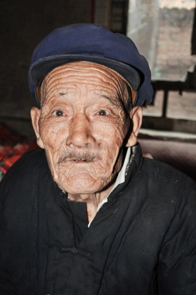 不要轻视那些有门牙尖下巴的光头老人，或许他们经历过人生的波折起伏，至少他们的子女
