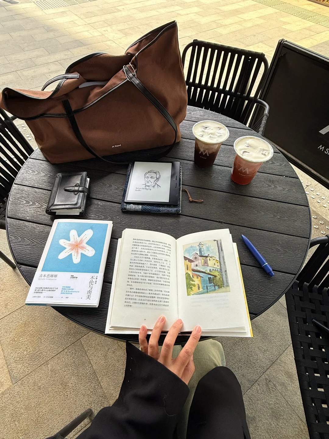 早起的幸福感来自于街角的阳光与咖啡。