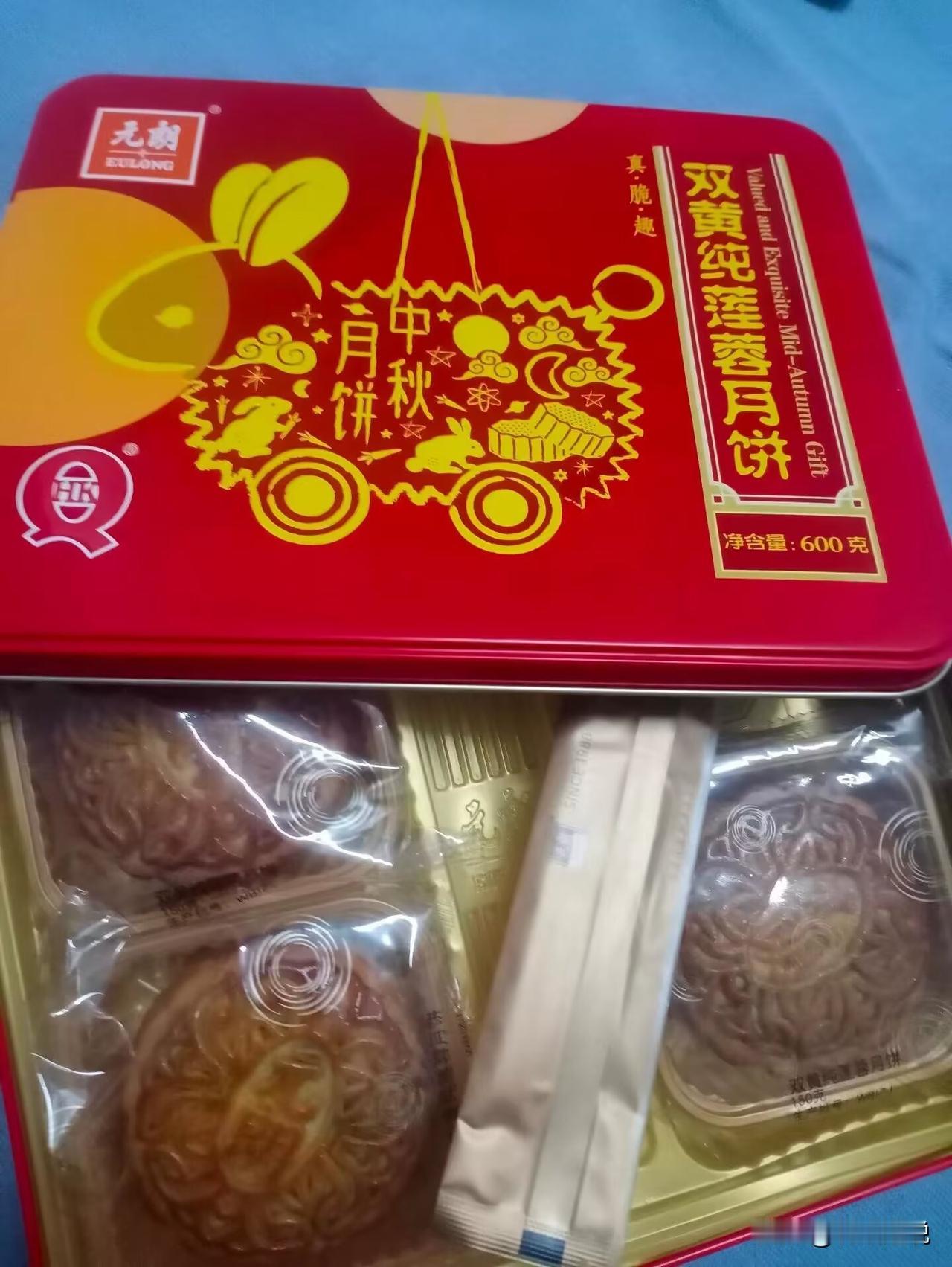 年年买月饼，妈妈年年都吃不到，所幸今年不买月饼了，妈妈倒还跑过来问；“蕊蕊，今年